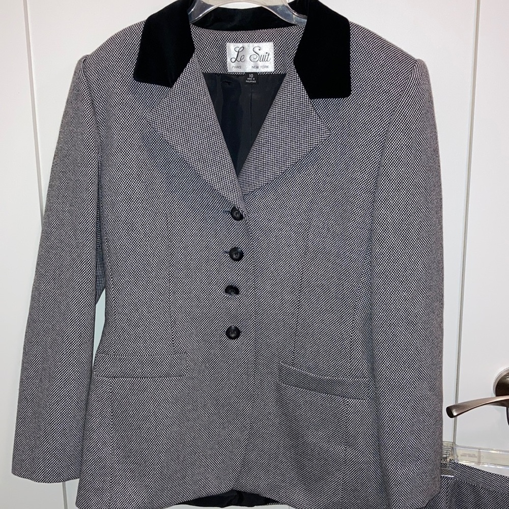 Women’s NWT suit skirt and jacket. Le Suit.
